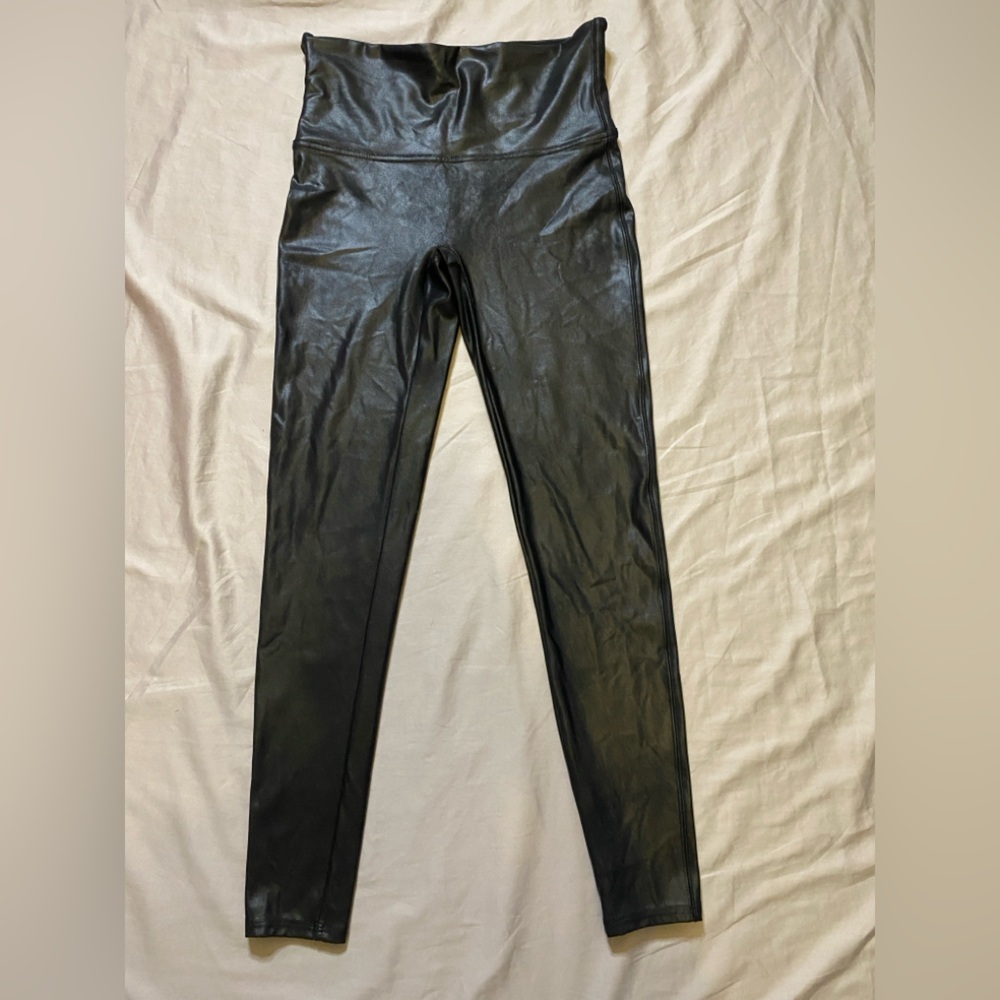 Spanx faux leather leggings in shiny black color Size Large